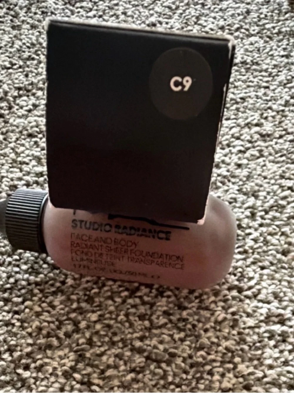 MAC Cosmetics Studio Radiance Face & Body Foundation - Pink Beige Bottle